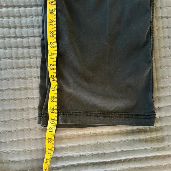 American Eagle High Rise Black Cargo Pants, size 8R - Picture 6 of 8